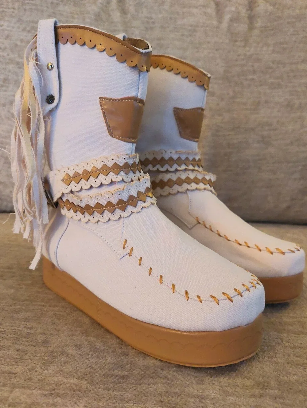 Boho-Chic White Fringe Western Moccasin Platform Boots - Size US 6 (No Brand)